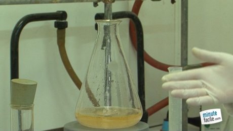 Expérience chimique faire une réaction oscillante