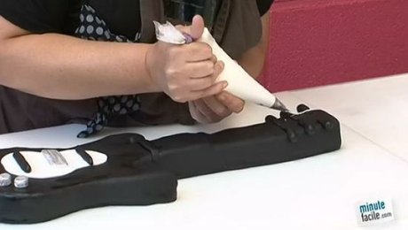 Decorer Un Gateau En Forme De Guitare Minutefacile Com Decorer Un Gateau En Forme De Guitare Minutefacile Com