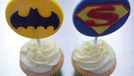 Faire Des Cupcakes Superman Et Batman Recette Simple Et Rapide Minutefacile Com