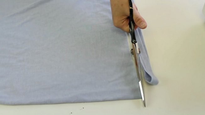 Le découpage des bords du tee-shirt
