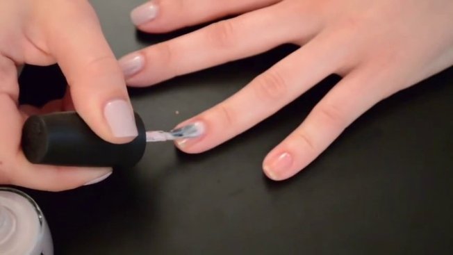 Comment bien mettre son vernis à ongles? - Minutefacile.com