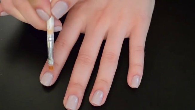 Comment bien mettre son vernis à ongles? - Minutefacile.com