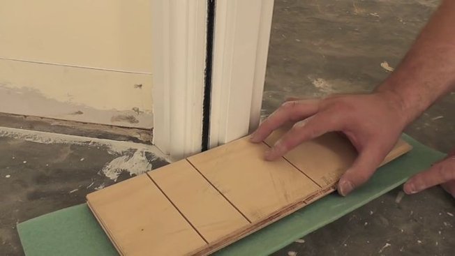 Couper et bien ajuster un bas de porte pour la pose de parquet - Minutefacile.com