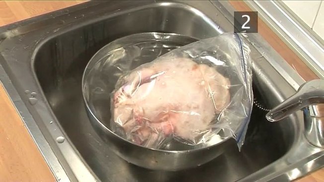 Méthode 2 : Décongelez à l’eau froide.