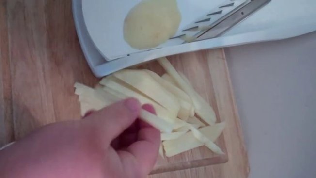 Taillez des pommes de terre avec une coupe-frites