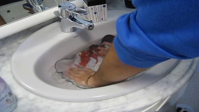 Trempez le tapis de souris dans un votre lavabo d’eau tiède