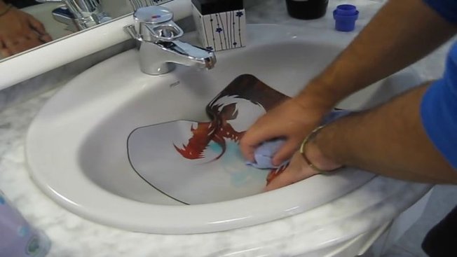 Frottez avec un gant de toilette