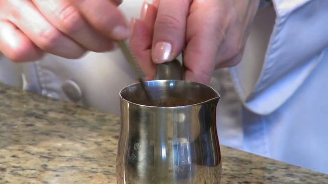 Préparez dans un récipient à café turc