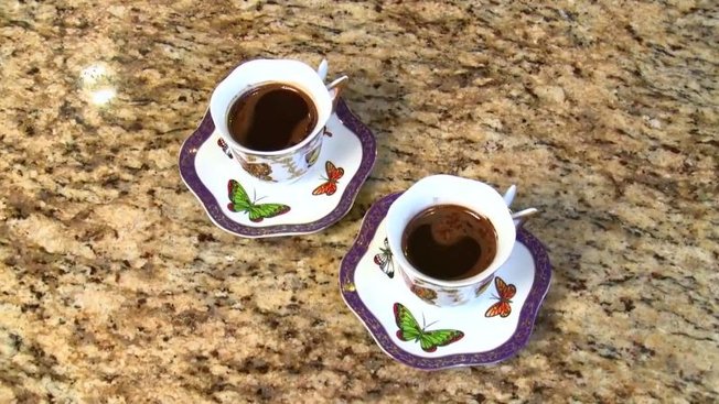 Versez dans une tasse de café