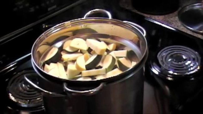 Faites blanchir les courgettes