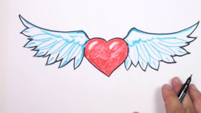 Tracez les contours du cœur et des ailes