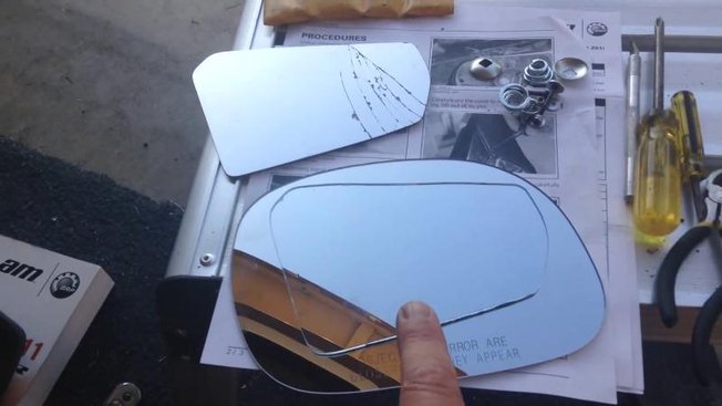 Taillez le miroir de rechange