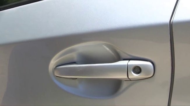 Appliquez le dentifrice sur les rayures