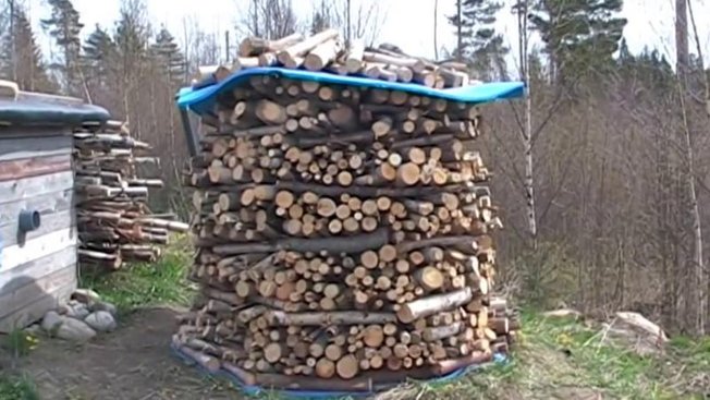 Recouvrez le sommet de la pile de buches