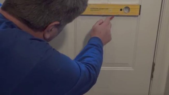 Mesurez la porte pour chien
