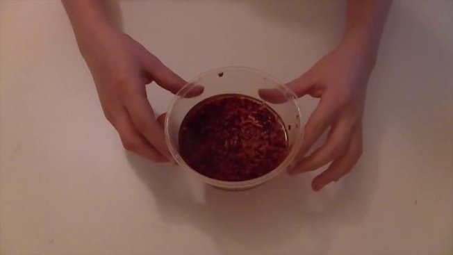 Laissez reposer le mélange de piment et d’alcool