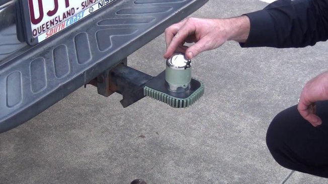 Comment Installer Une Rondelle De Blocage Installation d'une boule de remorquage sur un véhicule - Minutefacile.com