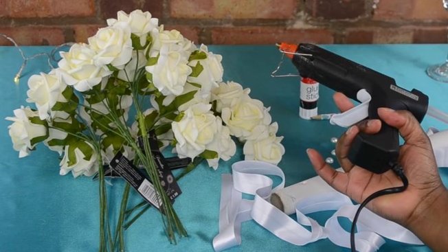 Comment réaliser un bouquet de mariée à partir de fleurs artificielles -  Minutefacile.com