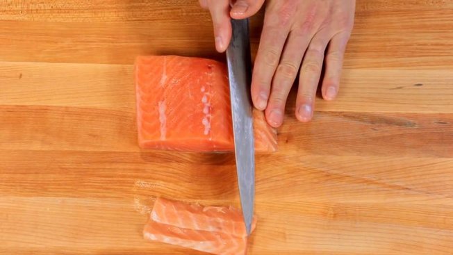 Tranchez la partie moins épaisse du pavé de saumon
