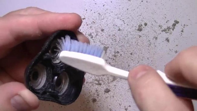 Nettoyez l’intérieur de la tête du rasoir électrique