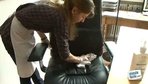 Nettoyer un canapé en cuir