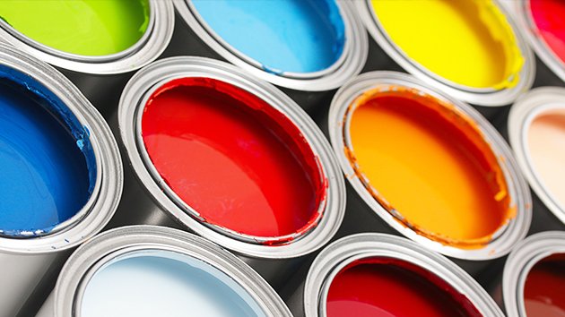 La peinture d'un meuble en carton