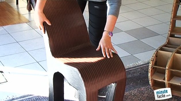 La différence entre une chaise et un fauteuil en carton